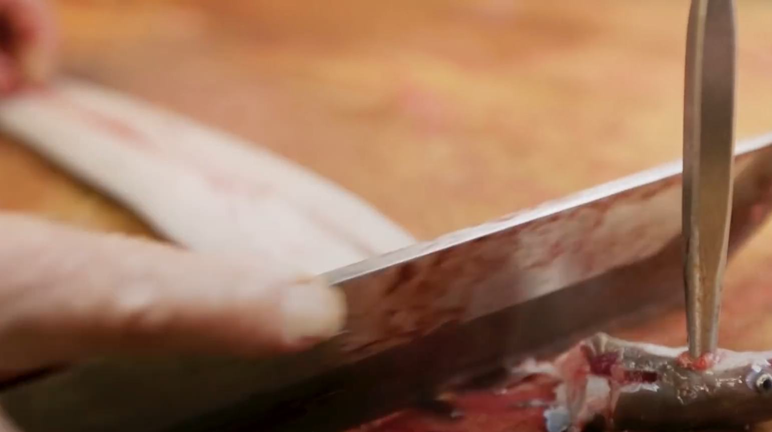 日本寿司之神,直接把鱼头钉在木板上,要不是钉子,鱼得跳起来!