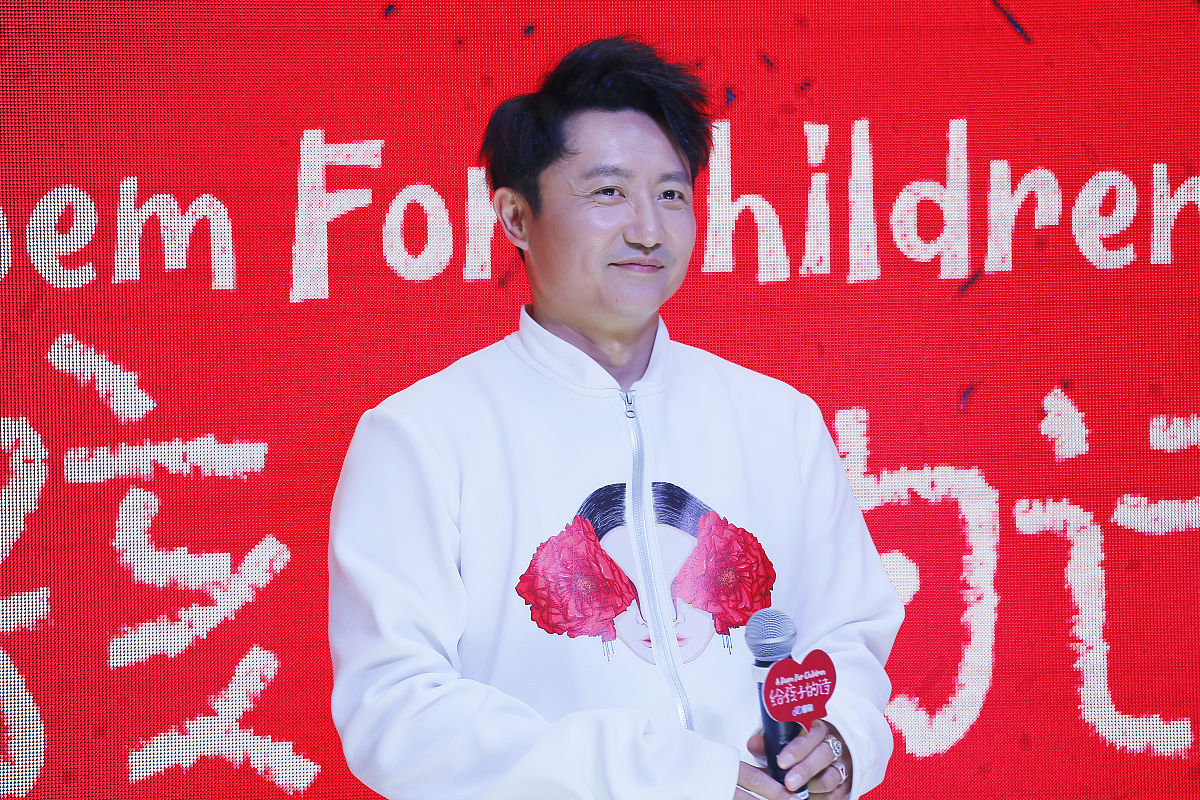 阅读郭沫若的诗歌《天狗》我是一条天狗呀！我把月来吞了我把日来吞了我把一切的星球来吞了我把全宇宙来吞了。我便是我了！二我是月的光我是日的光我是一切星球的光我是X光线的光我是全宇宙的Energy的总量！三我飞奔我狂叫我燃烧。我如烈火一样地燃烧！我如大海一样地狂叫！我如电气一样地飞跑！我飞跑我飞跑我飞跑我剥我的皮我食我的肉我嚼我的血我啮我的心肝我在我神经上飞跑我在我脊髓上飞跑我在我脑筋上飞跑。四我便是我