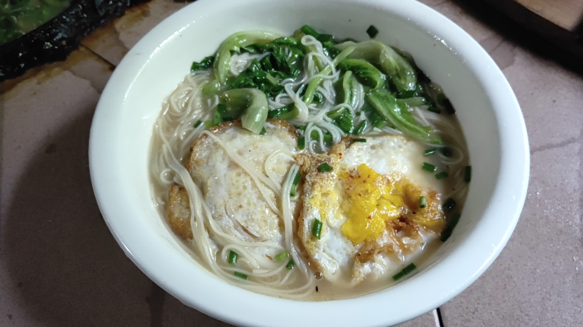 自家的鸭蛋,煎焦之后,搭配朴素的面条,也能有这样的味道!