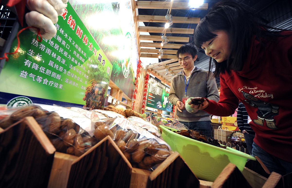 请对论文《工程施工中建筑材料的选择及质量控制策略研究》的章节4 提高建筑工程施工材料质量的对策和建议 44 加强建筑工程施工材料的质量追溯和评估进行写作保证其内容合理性和逻辑性不要乱写 ：