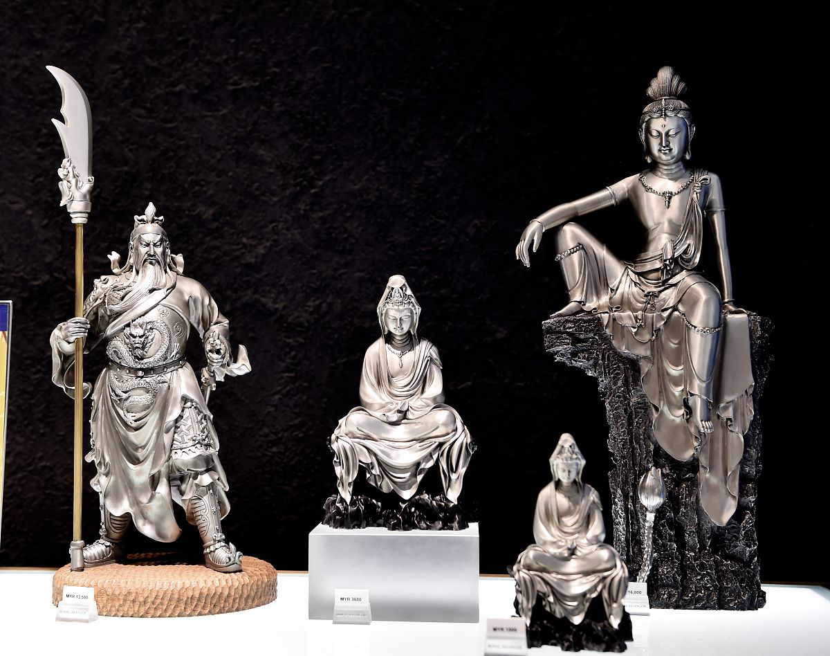 2019年8月12日,马来西亚吉隆坡,工人正在制作皇家雪兰莪品牌锡器.