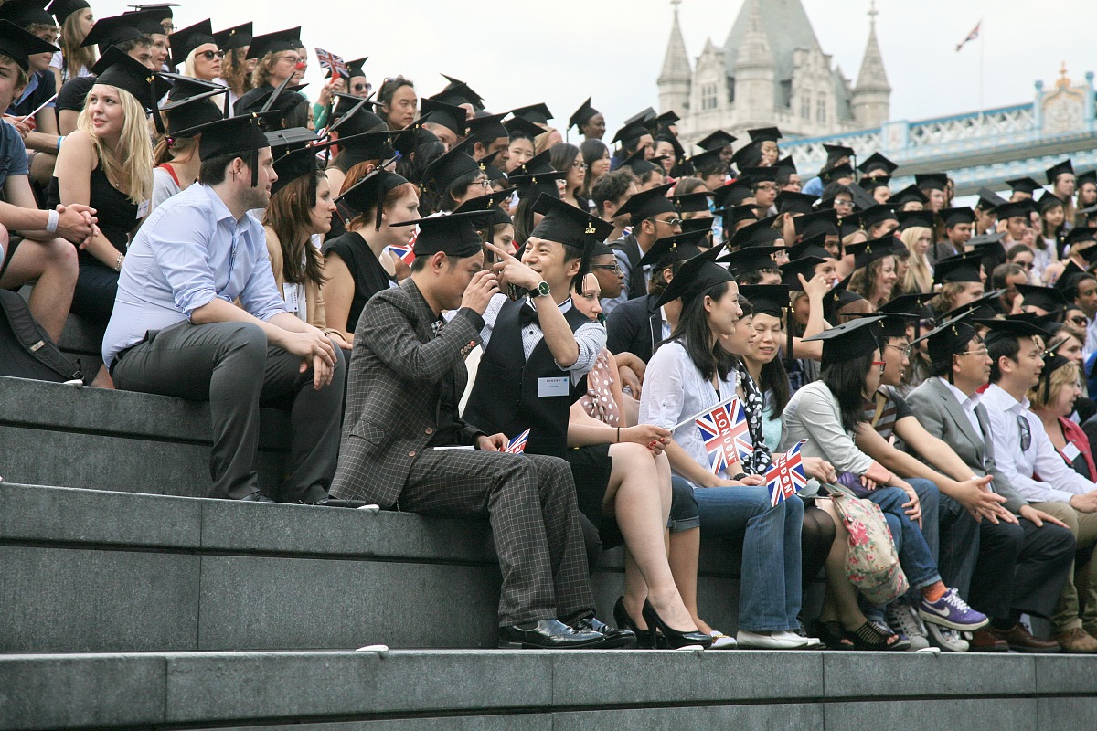 2012年5月30日,伦敦,250名来自100多个国家的留学生在英国伦敦齐抛毕