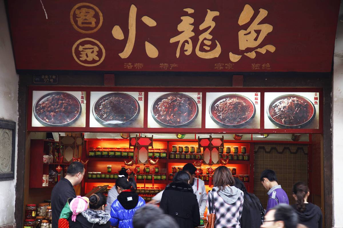 成都华夏旅游商务学校招生要求：高中及以上学历，英语水平及综合素质要求