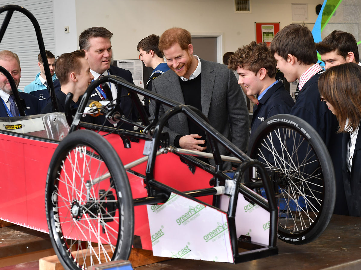 成都五月花技工学校软件开发专业就业前景：前景广阔，机会多多