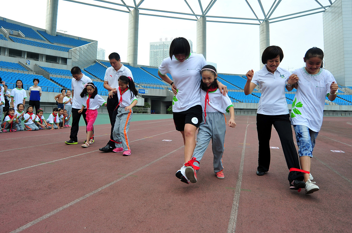 小明参加趣味运动会，赢得第一名！