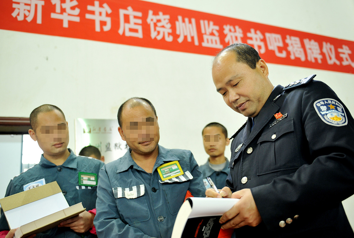 培养积极的学习心态：学生应该意识到学习是一个长期的过程需要不断的努力和坚持。要积极面对学习过程中遇到的困难和挑战努力提高自己的学习能力和自信心。 帮我把上面的文字降重