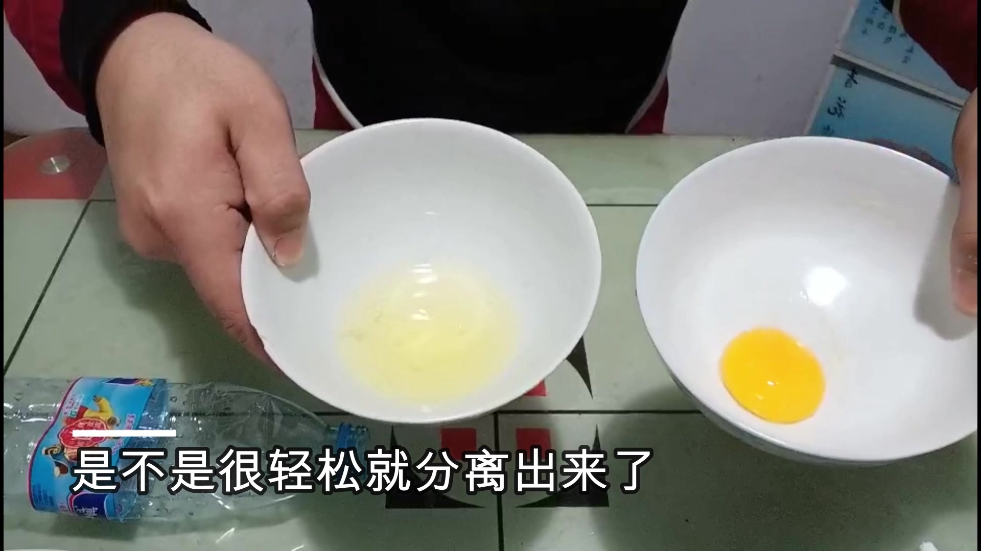 如何快速分离鸡蛋清和鸡蛋黄呢?看看这小伙怎么做的
