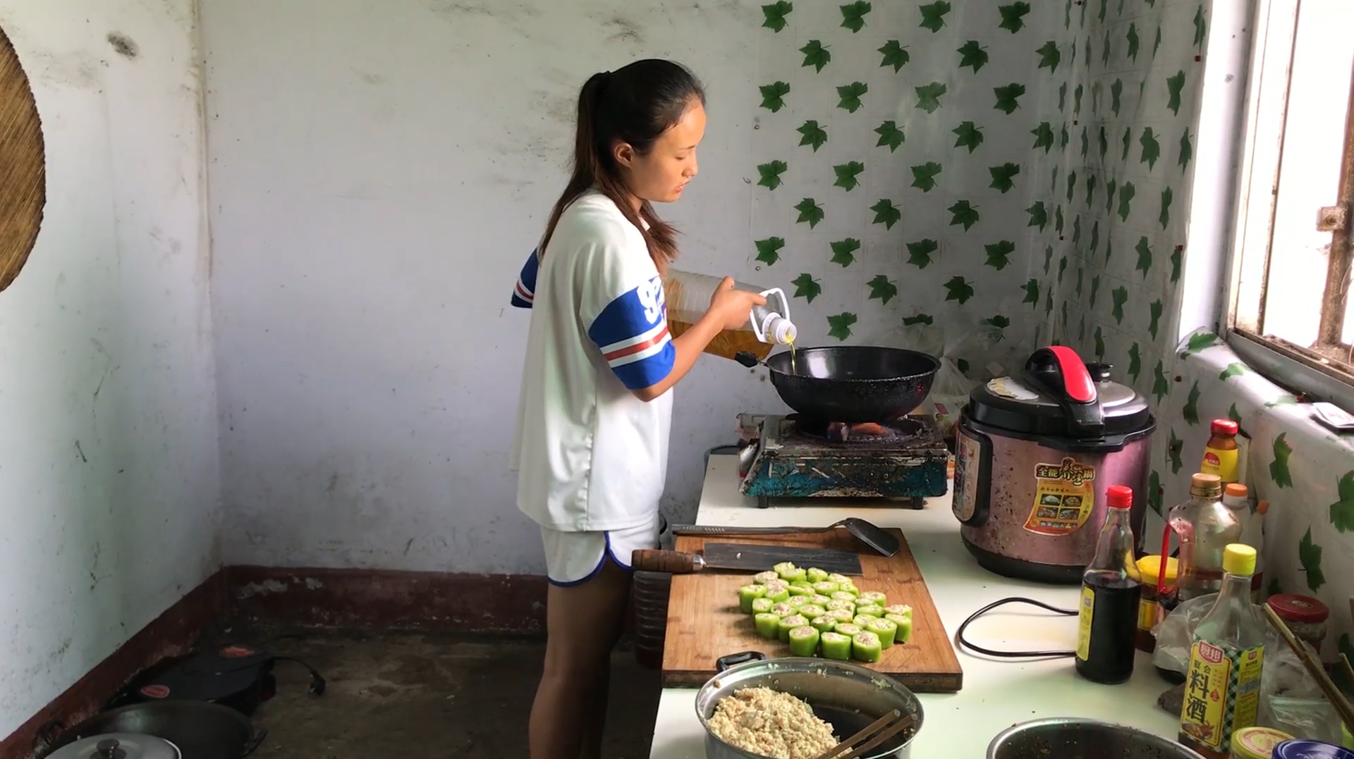 农村小伙想吃肉,媳妇买了10个辣椒,煎了一大盘辣椒包肉,真下饭