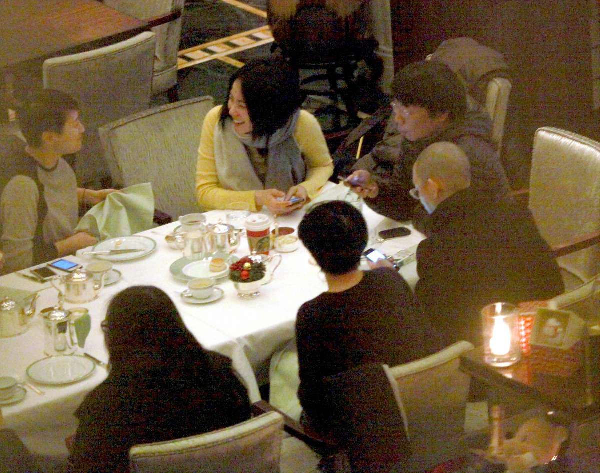 深圳海底捞包间留宿事件：暖心服务引热议，海底捞回应称“从顾客体验出发”