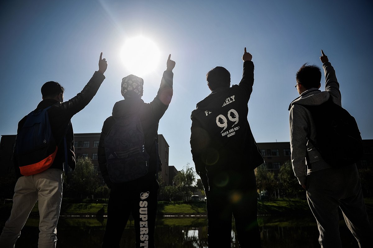 写一个两个 大学 室友之间的日常生活产 生的矛盾的剧本并写一份收获