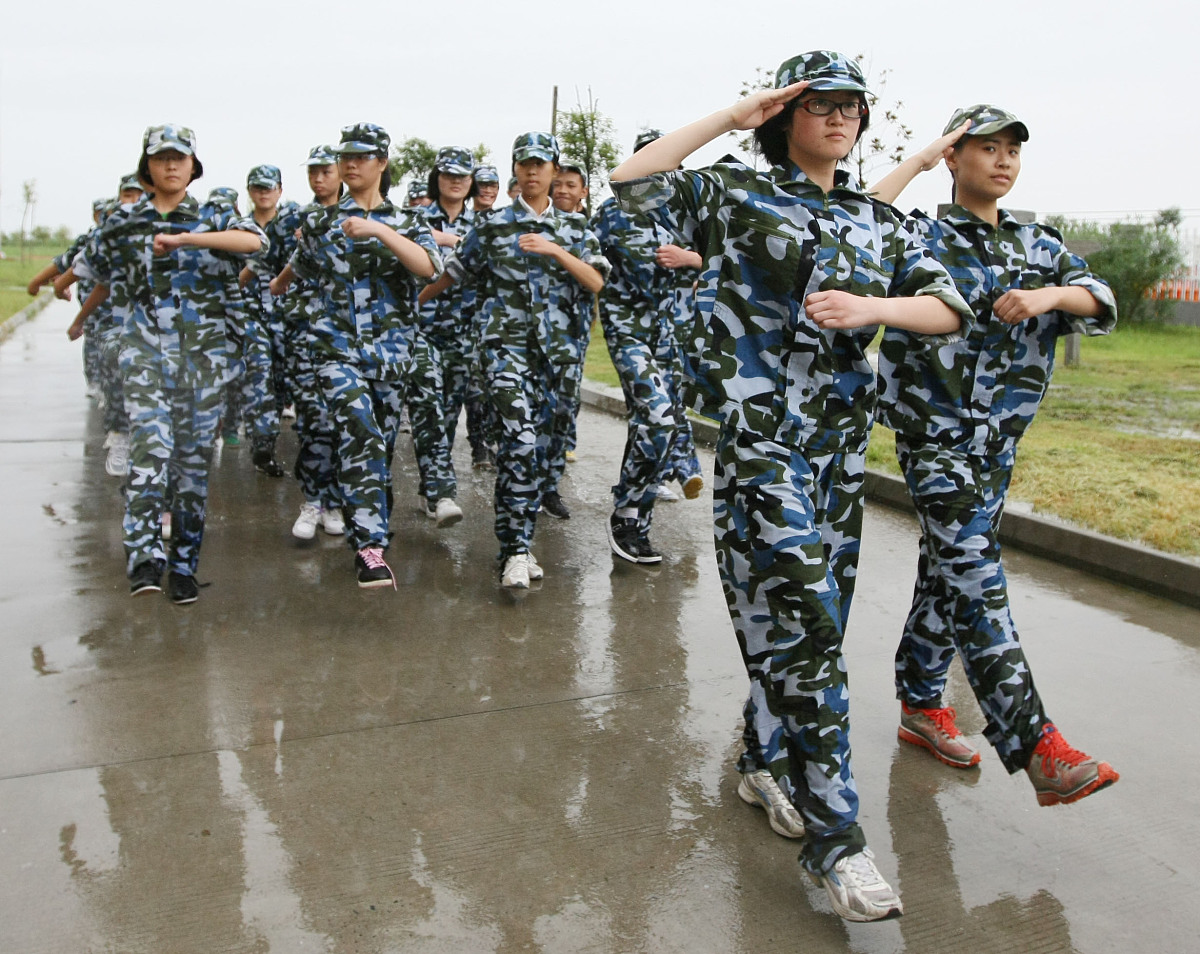 学习防毒面具的使用和进行全校军训会操演练的大学生军训日记500字