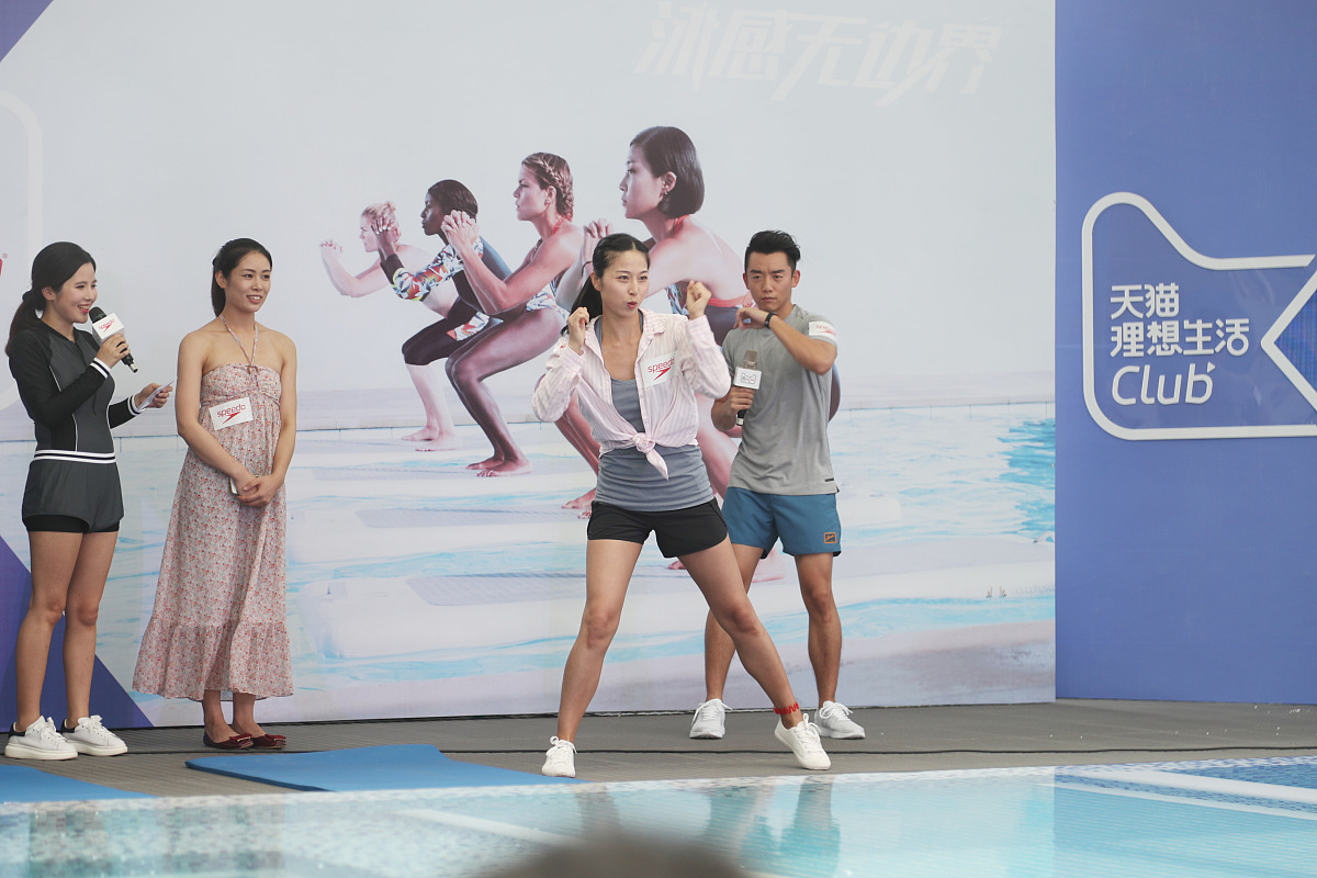 帮我扩句这次顺利完成毕业设计离不开导师、朋友、同学、家人的帮助。在罗正军老师的指导下经过几个月的努力我成功完成了本论文从选题到实现每一步都是对自我的挑战。老师的指导非常认真负责给我提供了科学合理的建议让我在迷茫中找到了方向。虽然在写作过程中遇到了很多困难和障碍但同学们的学习方法和资料也给了我很大的帮助。感谢在学习、工作和生活上给予我无私帮助的良师益友尤其是我的家人。他们一直支持我勇敢地追求梦想并且