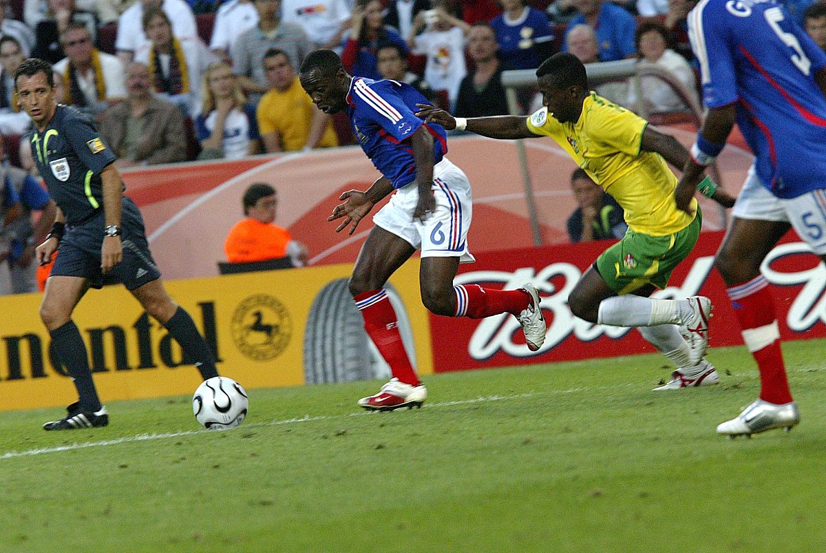 2006年6月23日,世界杯g组,法国2-0击败多哥.双方激烈抢球  ㏄hotopqr/