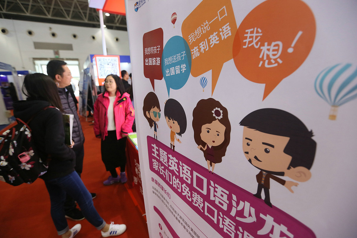 优：考生能听懂考官指令和所提问题；回答内容切题使用词汇、句式准确熟练基本无误；口语表达连贯停顿自然。 良：考生能基本听懂考官指令和所提问题且不影响交流；回答内容基本切题使用词汇、句式基本准确熟悉；口语表达基本连贯或有个别不自然停顿。 中：考生勉强能听懂考官指令和所指问题或需要考官多次重复才能听懂正常交流虽受影响但仍能完成；回答内容尚切题使用词汇、句式存在个别错误但意思尚能表达出来；口语表达中存在着