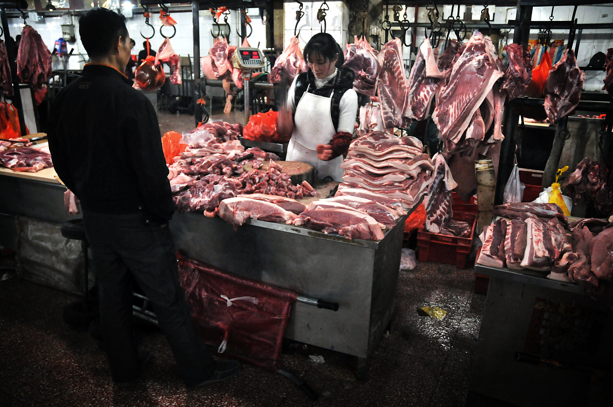 ***_***2013年4月6日,北京岳各庄批发市场内,顾客在选购猪肉.     +++