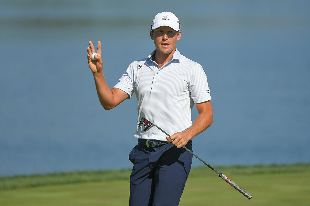 假设某公司的订单业务处理流程如下： 当有一笔订单进来会先在后台通过初审人员进行审批初审不通过订单流程结束。初审通过以后会转给终审人员进行审批不通过流程结束；通过流转到财务人员进行处理。请用职责链模式模拟该场景。UML图