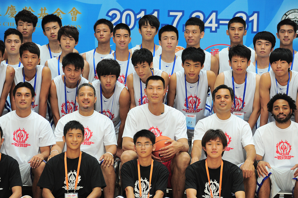 写20条简短的微博体评论：易建联退役仪式上中国男篮四大移动长城再次同框