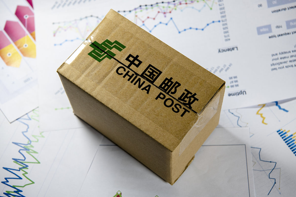 对邮政银行西安分行银保客户样本基本信息进行撰写包括各个样本数据占比和原因分析：性别女性占552男性占448年龄：41-60周岁占58161岁以上15340周岁以下266客户主要来自于网点；学历：高中、中专学历 491大专学历 202初中以下 152本科及以上155。职业：私营企业员工 263国企员工223退休人员 198公务员 121、个体工商户 119自由职业者76。家庭收入：10-20万占4