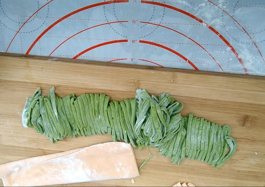 纯手工制作菠菜面条 胡萝卜面条 绿色天然蔬菜面 宝宝非常喜欢