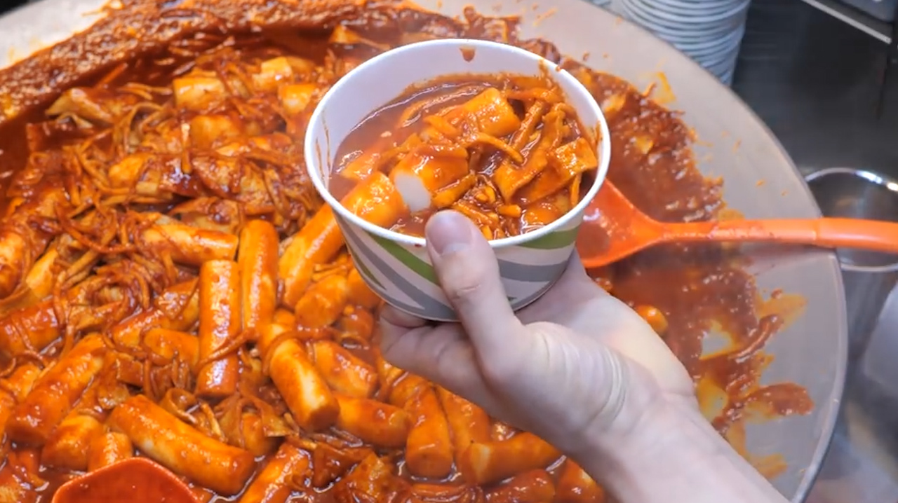 韩国大妈卖手工炒年糕,4元1份,红彤彤的样子光看就嘴馋!