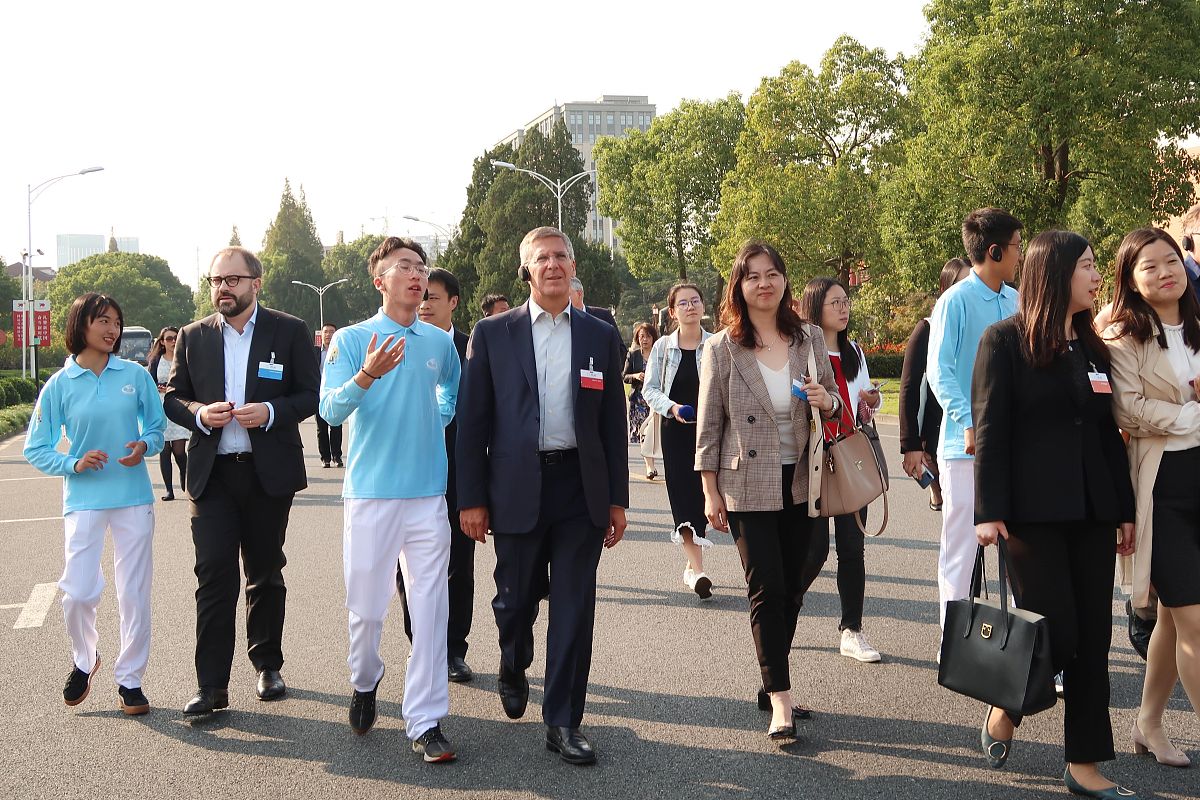 用西班牙语翻译以下内容要求语法正确。四、结语中西方中文教育与文化交流是一项重要的任务其对于中西方的相互理解与沟通具有重要的意义。在推进中西方中文教育与文化交流的过程中我们需要注重教学质量的提高加强中西方文化的交流优化教材内容等方面的工作以更好地推进中西方中文教育与文化交流的发展。