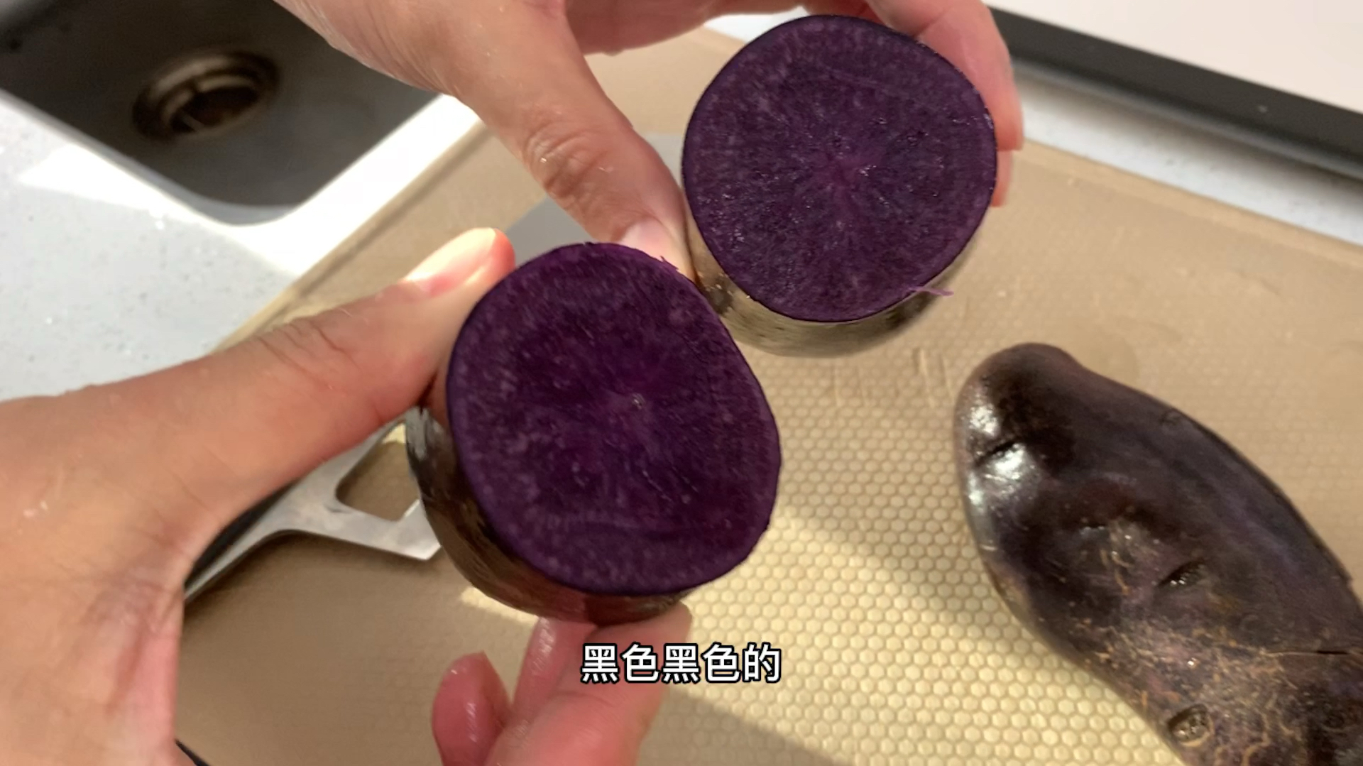 土豆太普通?黑土豆让小伙大开眼界,吃完连连点赞