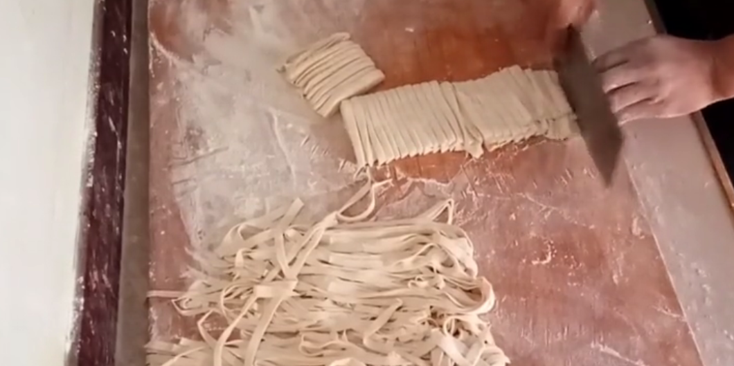 面食最简单的吃法,这个做法只有在农村能吃的,吃一口超有乡味!