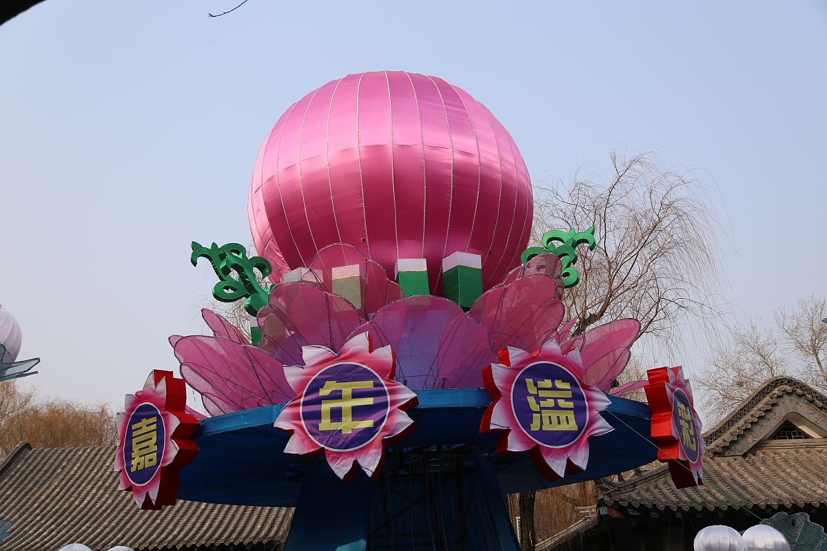 2019年1月12日,在济南趵突泉景区内,为迎接新春而布置的花灯已初显效