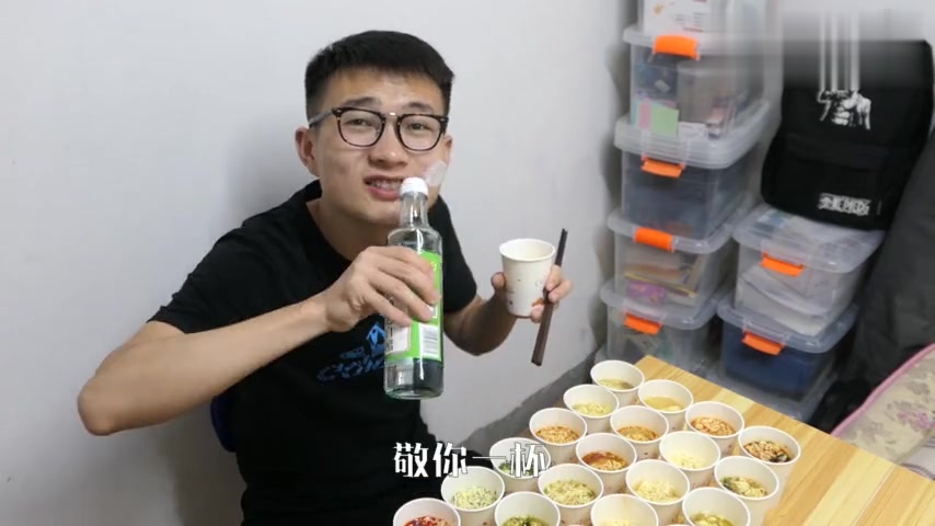 28杯泡面,配一瓶醋,小伙直接喝掉整瓶醋,真过瘾