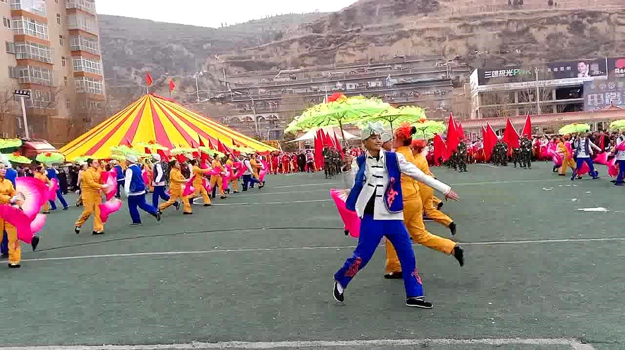 陕北秧歌舞展现着民族风范,别有一番风味,大家一起扭动起来吧!