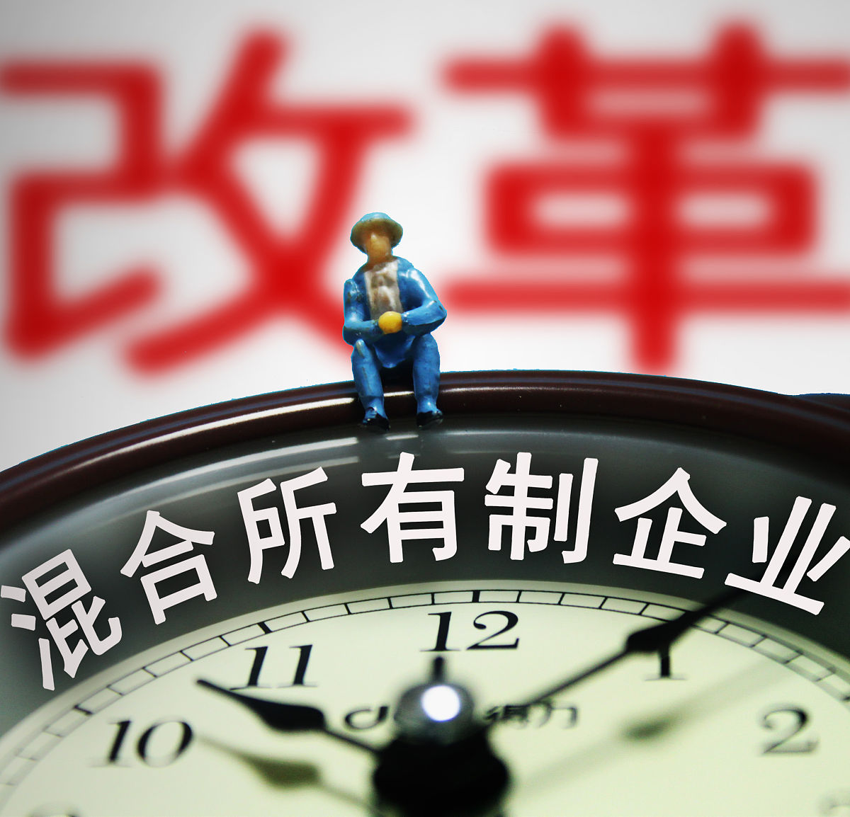 1952年底随着土地改革的基本完成我国社会的主要矛盾已转变成以下哪个选项最符合中国国情A人民大众同帝国主义、封建主义及其走狗国民党反动派残余的矛盾B帝国主义和中华民族的矛盾、封建主义和人民大众的矛盾C工人阶级同资产阶级的矛盾、社会主义道路同资本主义道路的矛盾D人民日益增长的物质文化需要同落后的社会生产之间的矛盾