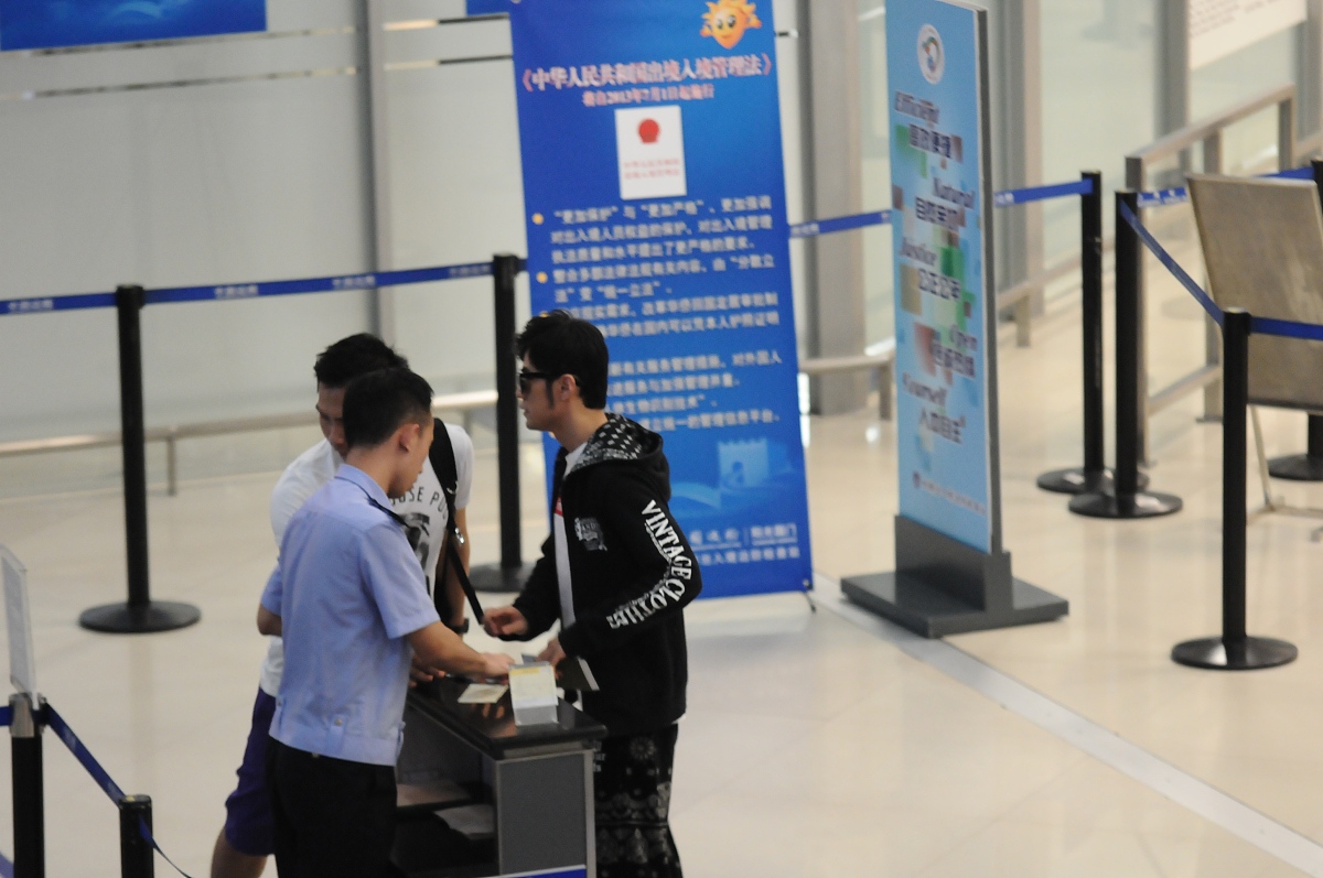 阐述：洞头公安机关最多跑一次改革设计办事群众访谈导语和提纲具体要点包括：1办事成本节约2服务效率感知3办事流程便捷4在线办事效率5获得感与满意度
