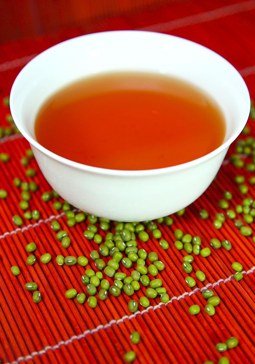 营养师身份文字重复率不超百分之三十改以下文案晒太阳就是晒久了晒热吗？其实不是真正的晒太阳我告诉你如果你真的晒过的话你就会发现夏天呢你晒半个小时以后其实你发现不热很多人发现自己会出冷汗甚至打颤原因是什么呢？毛孔张开了身体里的寒湿都排出来了冒大颗大颗的汗珠然后你再继续冒汗呢冒的是小颗的汗珠而且刚晒了半个小时的时候你会觉得胃、腰、脖子都是凉飕飕的有时候还会打颤这就是晒太阳的时候在排汗的原因。但是吧很多人