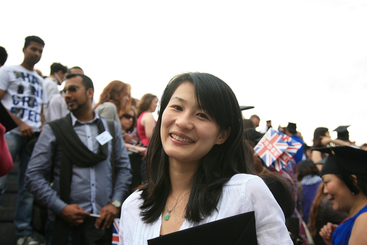 2012年5月30日,伦敦,250名来自100多个国家的留学生在英国伦敦齐抛毕