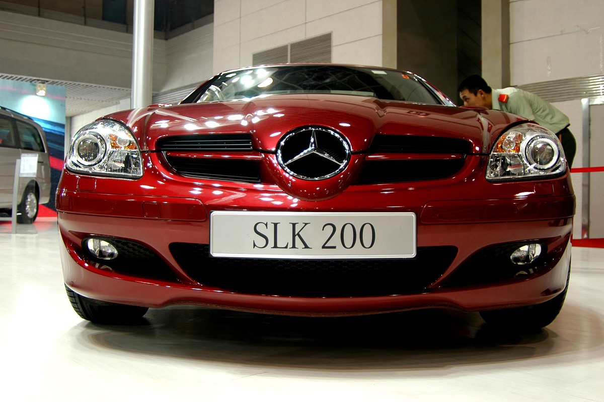 2005年9月28日,南京国际车展开幕.奔驰slk200跑车.+++_+++南京国际车