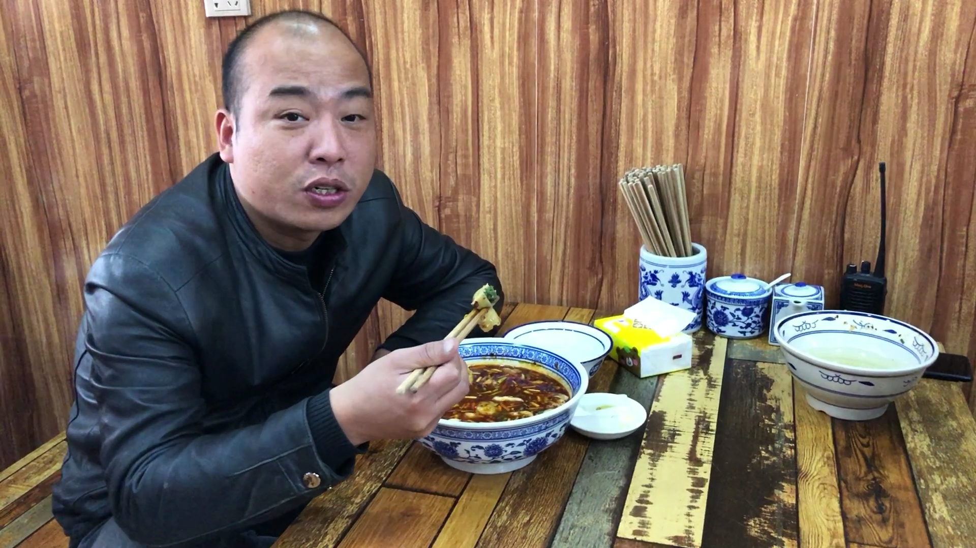 西安这家饺子馆开了20年:现包现卖大份30个,听听大哥咋说