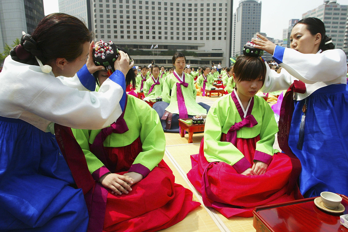 2005年5月16日,韩国首都首尔(汉城),韩国年轻人身着传统服装参加儒家"