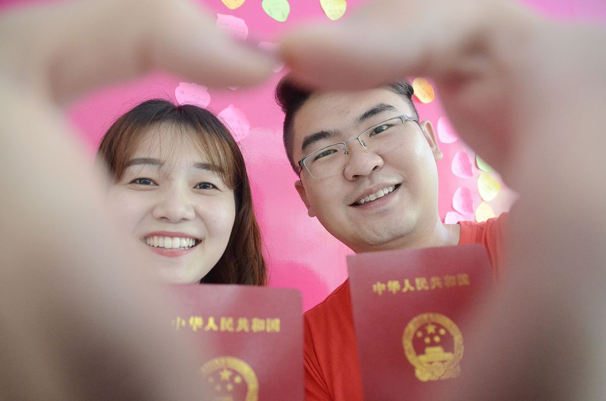 七夕节多个省份结婚登记量同比上涨多地迎来婚姻登记小高峰引发关注舆论认为应当理性看待相关数据