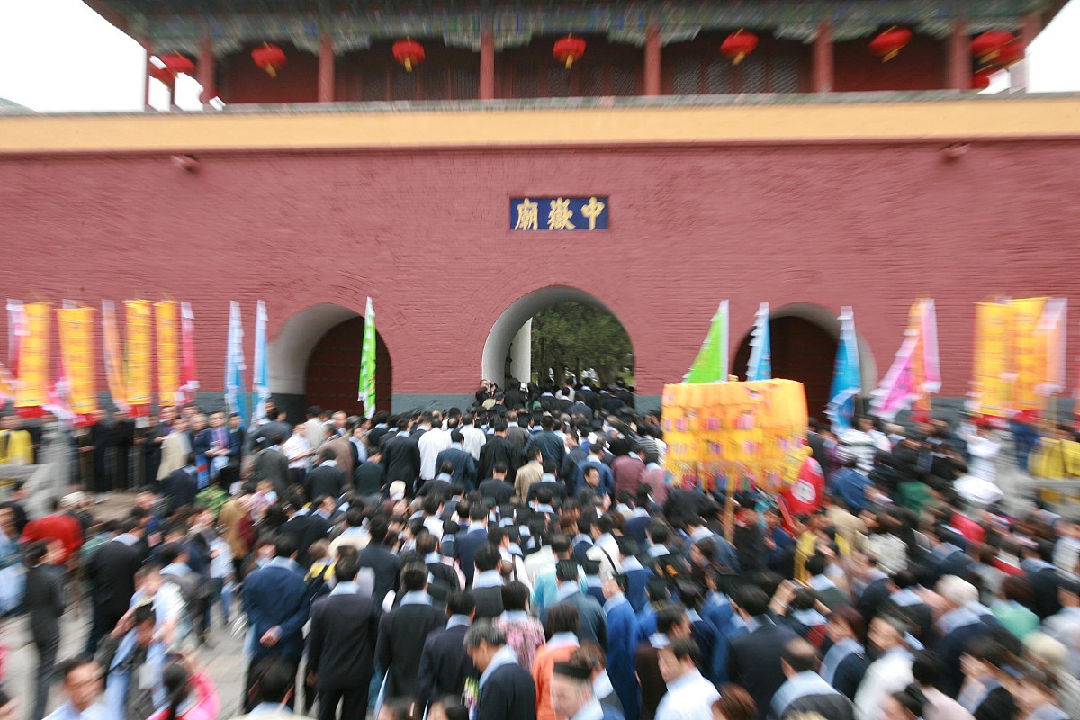 2009年9月12日上午,在河南登封嵩山中岳庙的都坛前,伴随着道教经乐团