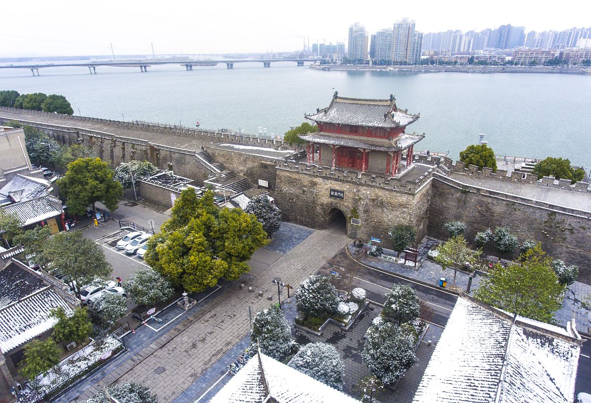 2018年12月28日,湖北襄阳迎来降雪天气,襄阳古城墙内外银装素裹,美丽