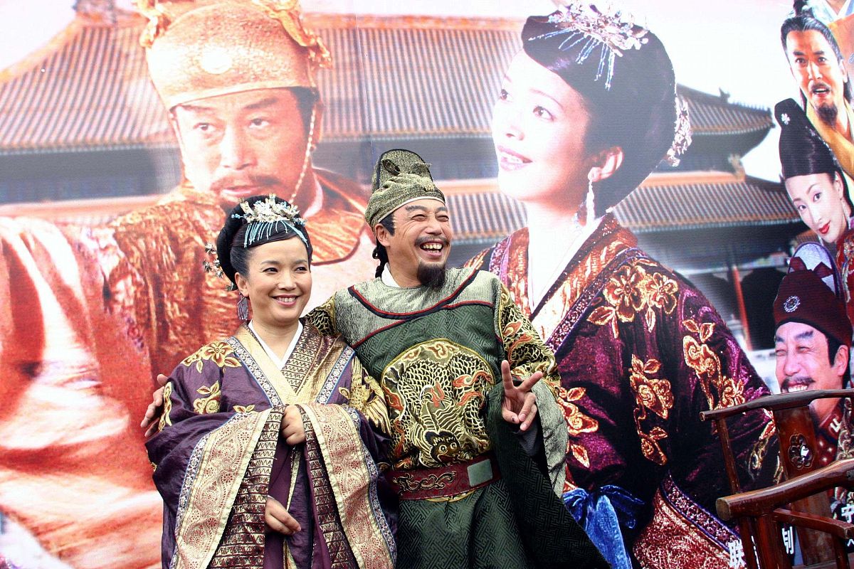 南燕双归万户春的上一句是什么