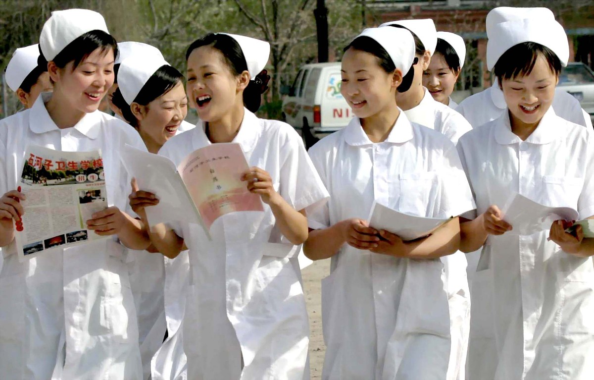 成都卫校女生适合学什么专业？热门专业推荐及就业前景分析