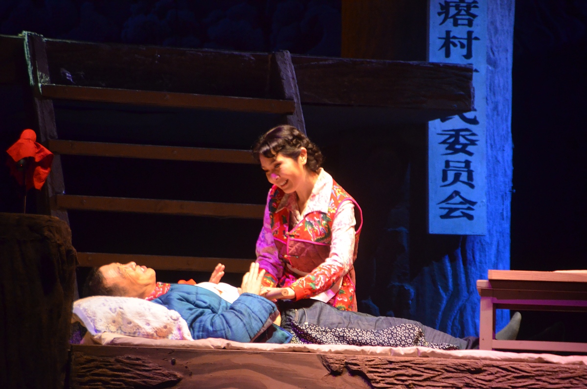 2013年11月14日,辽宁省沈阳市,话剧《代理村官》在沈阳演出.***_***20