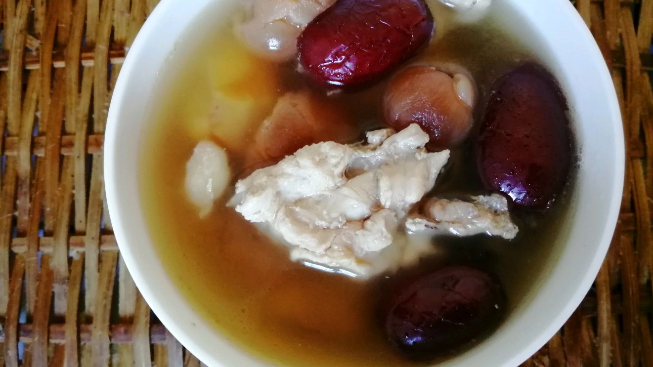 粟子煲鸡汤,具有很好的滋补功效,可以增强身健免疫力