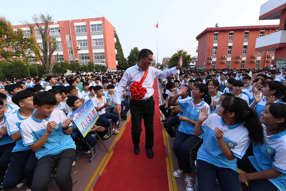 2019年9月9日,安徽省阜阳市颍东区插花中学评选出的优秀教师身披大红