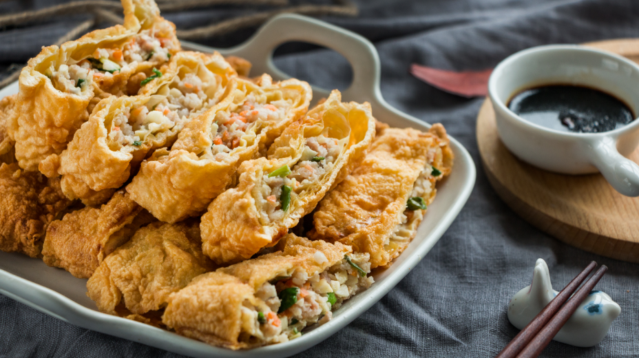 它是江浙传统名菜,每逢佳节宴客必备,色泽金黄,猪肉鲜香!