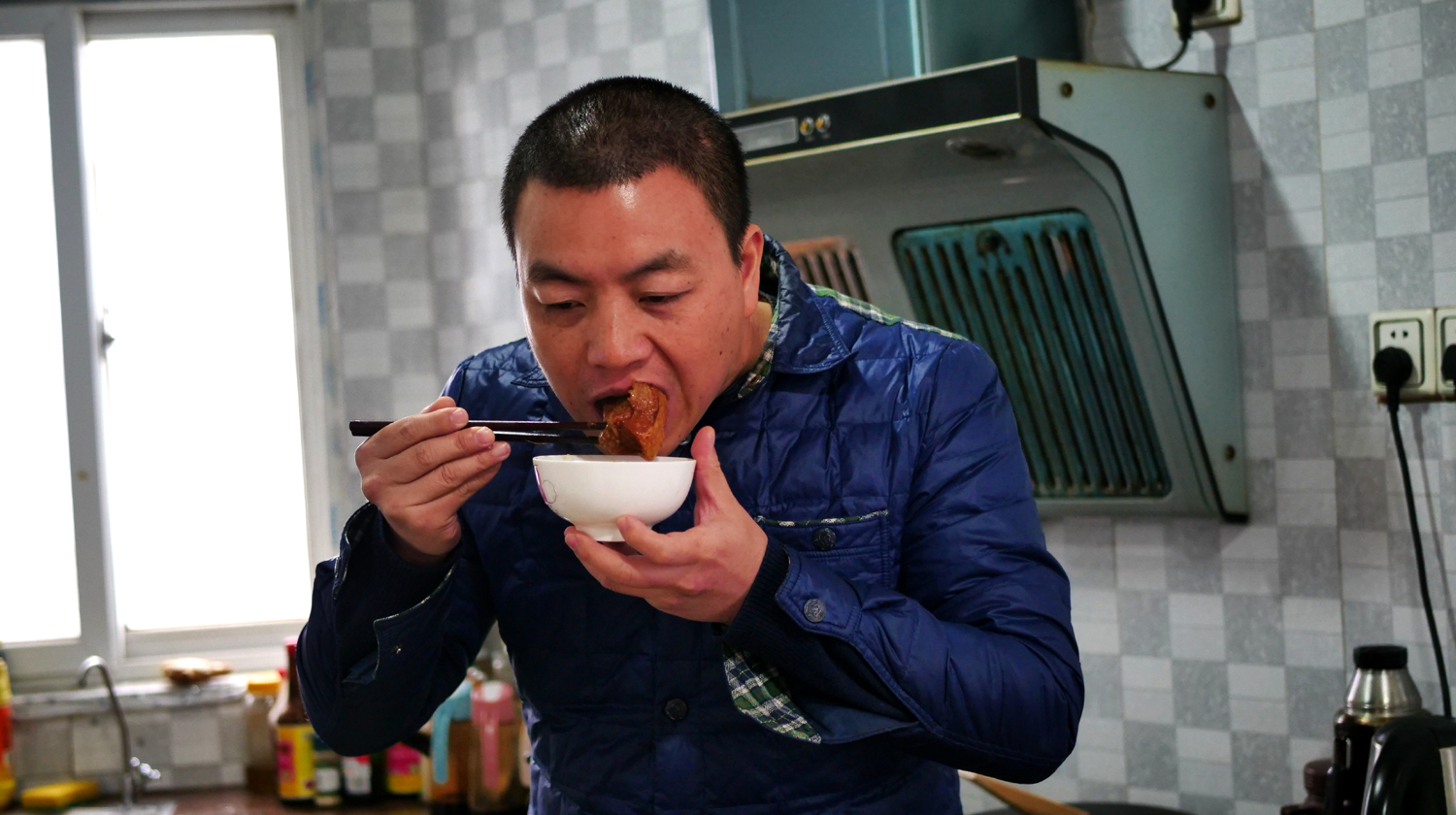 小伙割了2斤猪腿肉,往砂锅里一丢,焖熟后80岁父亲吃得津津有味
