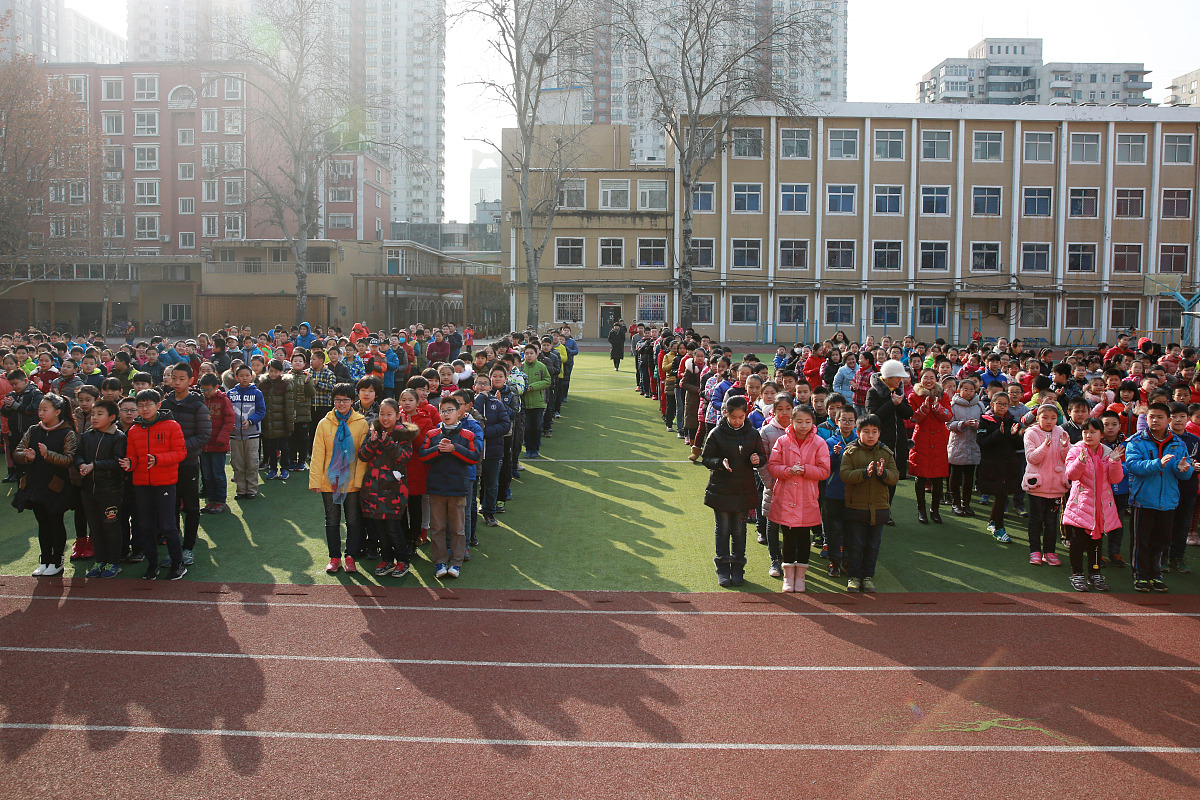 2016年12月23日,河北石家庄,足球运动员到访校园探访启蒙教练.***_***