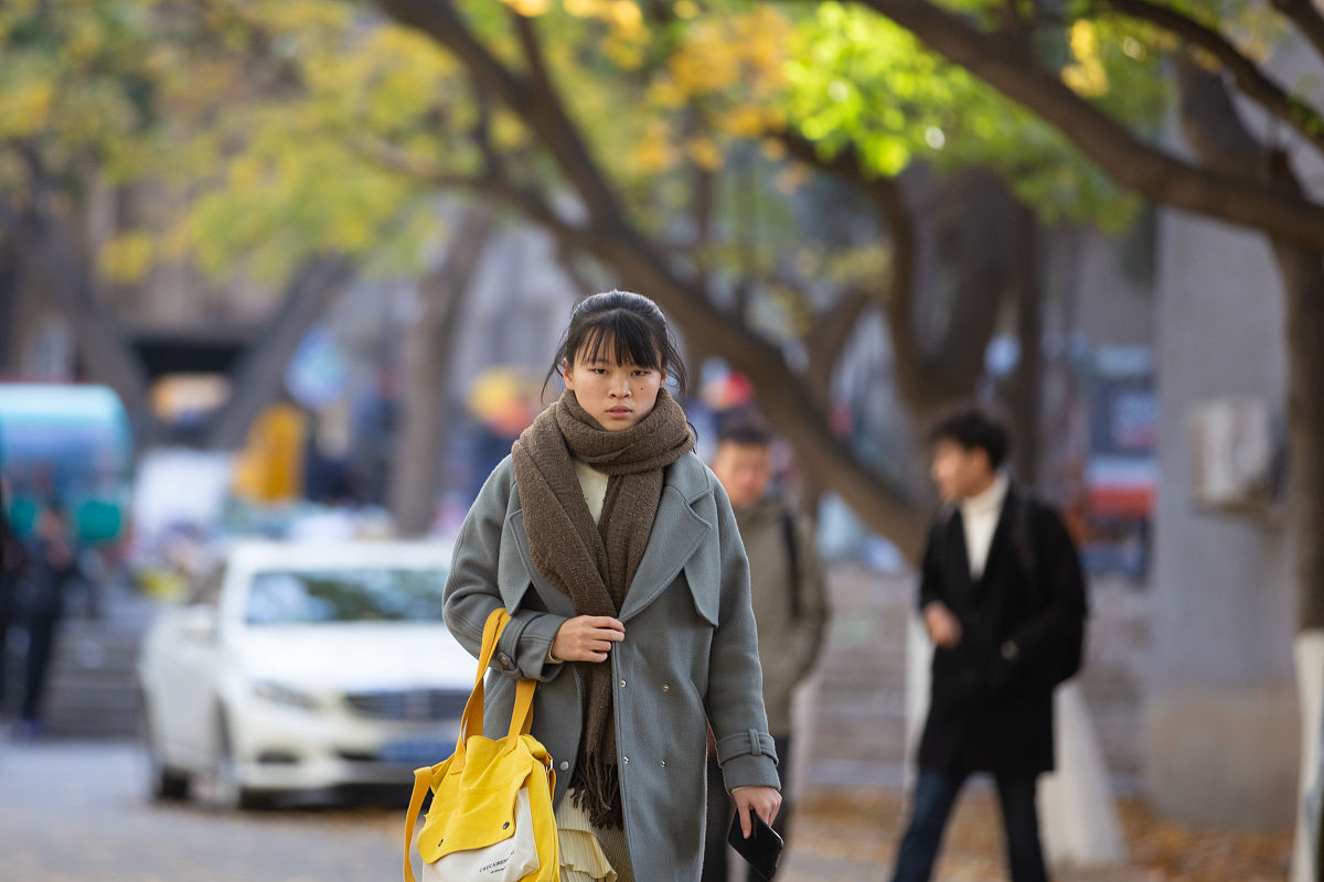 2019年11月18日,济南气温骤降,山东师范大学校园内,大学生们用棉衣将