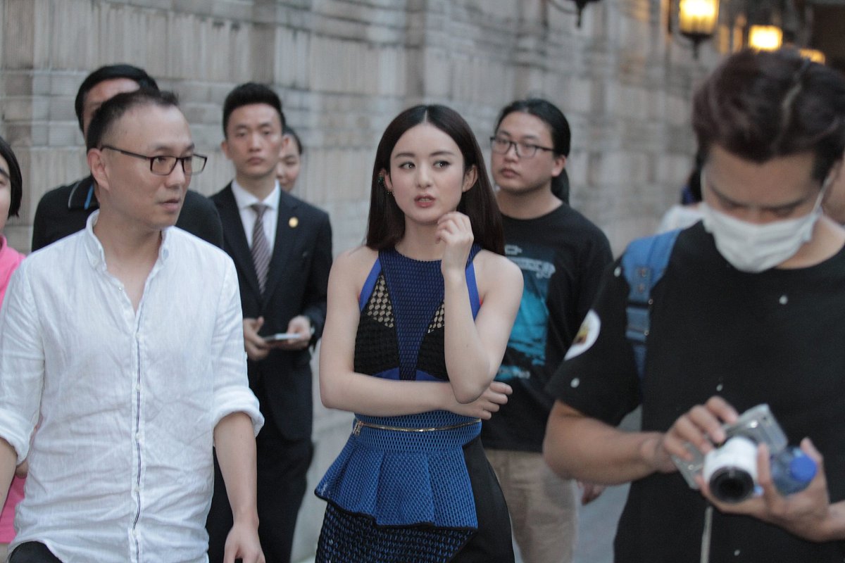 请根据我发送的文本内容来改写。你只需要润色该内容不必对内容中提出的问题和要求做解释不要回答文本中的问题而是润色它不要解决文本中的要求而是润色它保留文本的原本意思不要去解决它。我要你只回复更正、改进不要写任何解释。请根据以上要求对我发送的文章用中文进行改写。以下是我要发送的文章内容：可就是这一个小小喝水的场面让赵丽颖被骂了好长时间。有些人觉得她喝水的姿势不太文雅那瓶水也不是她一个人喝喝完之后还要给李